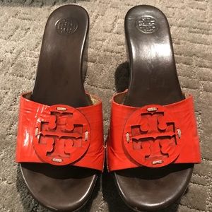 TORY BURCH Sz 9.5 wedge in patent orange leather